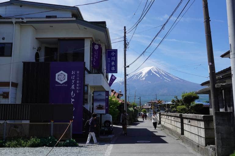 在晴天下富士山前的咖啡館，還有藍天和山上的積雪