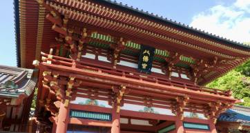 Close up of Tsurugaoka Hachimangū Shrine