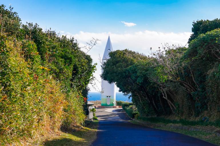 On a sunny day in January 2024, at the tip of the Miura Peninsula in Miura City, Kanagawa Prefecture, the Awazaki Lighthouse, modeled after a Miura daikon radish, stands at the eastern end of Jogashima.
