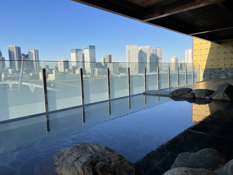 outdoor hot-spring bath at Toyosu Senkyaku Banrai