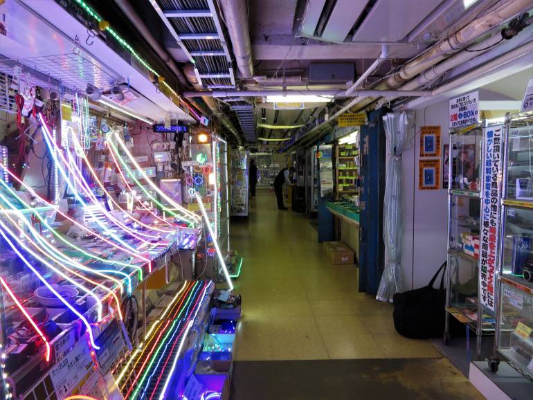 五光十色的電子產品店