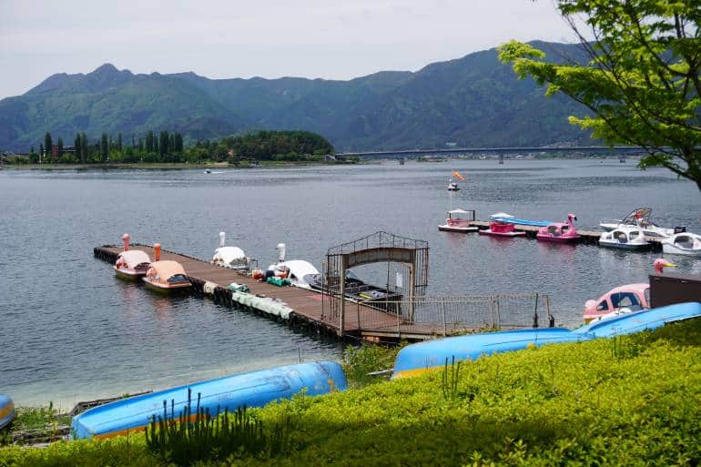 在陰天下等待乘客的天鵝船