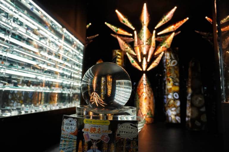 一座有趣的寶石裝置亮起了燈，前方放了一個玻璃水晶球