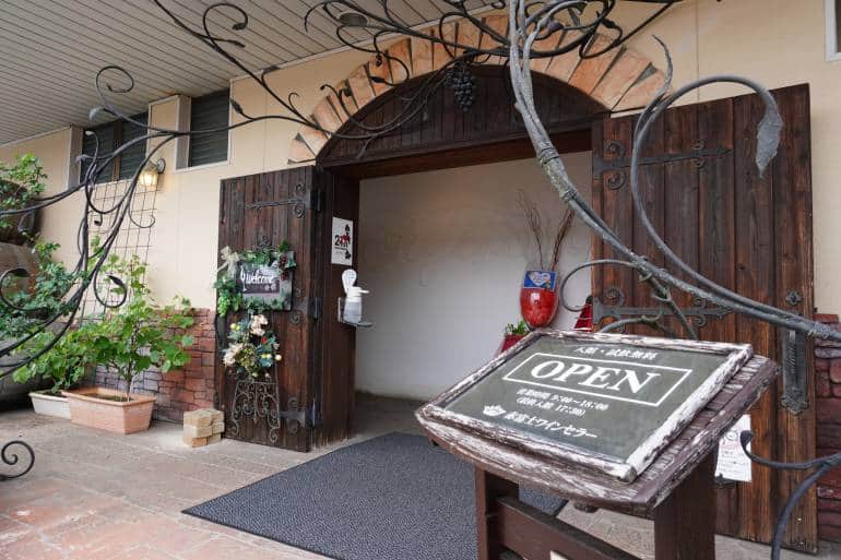 赤富士酒窖受歐式建築所影響的深色木門入口